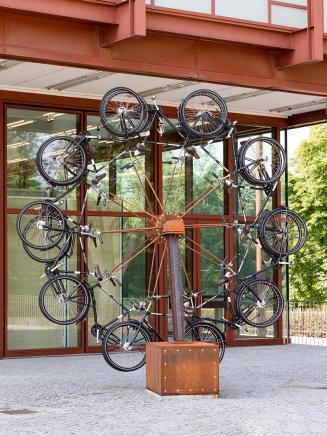 Peter Weibel, Das Rad des Realen, 1988/2014, 10 Fahrräder auf Trägerkonstruktion, Bleifigur, 44 ...