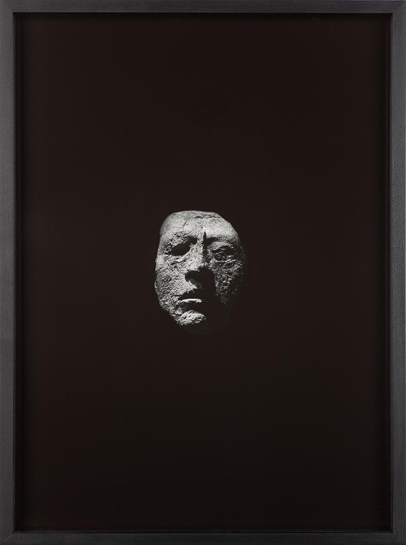 Anja Ronacher, Die Namenlosen (Maya-Skulptur, 700–1000 n. Chr., Mexiko, Louvre, Paris), 2017, S ...