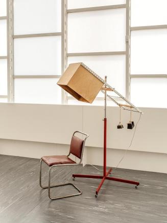 Sarah Lucas, Portable Smoking Area, 1996, Holz, Stuhl, Eisen, Glühbirne, Gewichte, 180 × 76 × 1 ...