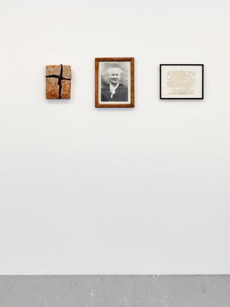 Josef Bauer, Mutmaßung über ein Foto, 1956–1978, Brief, Foto, Ziegel, Ziegel: 17,5 × 24,5 cm, B ...