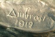 Gustinus Ambrosi, Weiblicher Torso, Detail: Bezeichnung, 1919, Bronze auf Serpentin-Postament,  ...