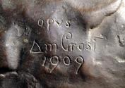 Gustinus Ambrosi, Der Mann mit dem gebrochenen Genick, Detail: Bezeichnung, 1909, Bronze auf On ...