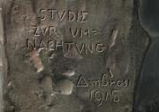 Gustinus Ambrosi, Die Umnachtung, Detail: Bezeichnung, 1915, Bronze auf Marmor/ Serpentin-Posta ...