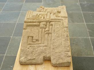 Zbyněk Sekal, Stein - Labyrinth (Sankt Margarethen), 1966, Sandstein, 20 × 78,5 × 42,5 cm, Belv ...