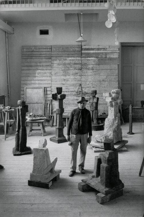 Fritz Wotruba umgeben von Werken in seinem Atelier