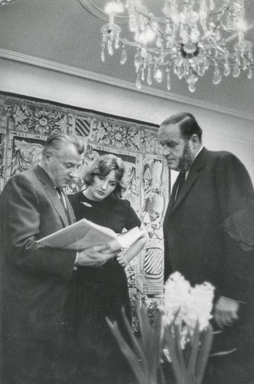 Fritz Wotruba, Lucy Wotruba und Manfred Mautner-Markhof (v. li. n.re.) beim Betrachten eines Buches, vermutlich in den Räumlichkeiten der Familie Mautner-Markhof