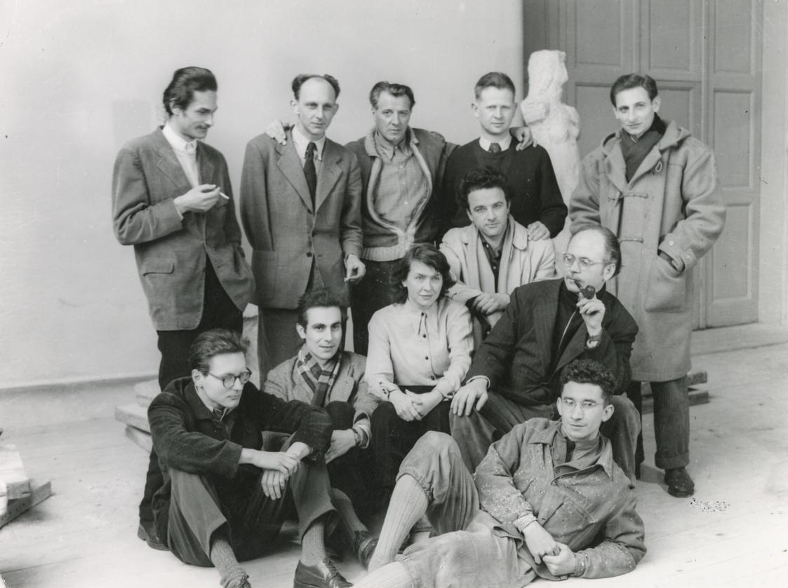 Fritz Wotruba mit Schülern und Freund*innen in seinem Atelier in der Böcklinstraße in Wien