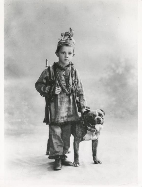 Fritz Wotruba als Kind im Indianerkostüm mit Hund