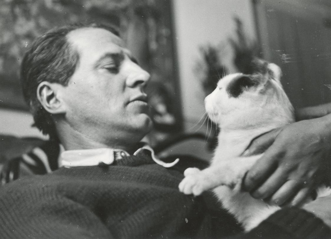Fritz Wotruba mit Katze in Zug in der Schweiz