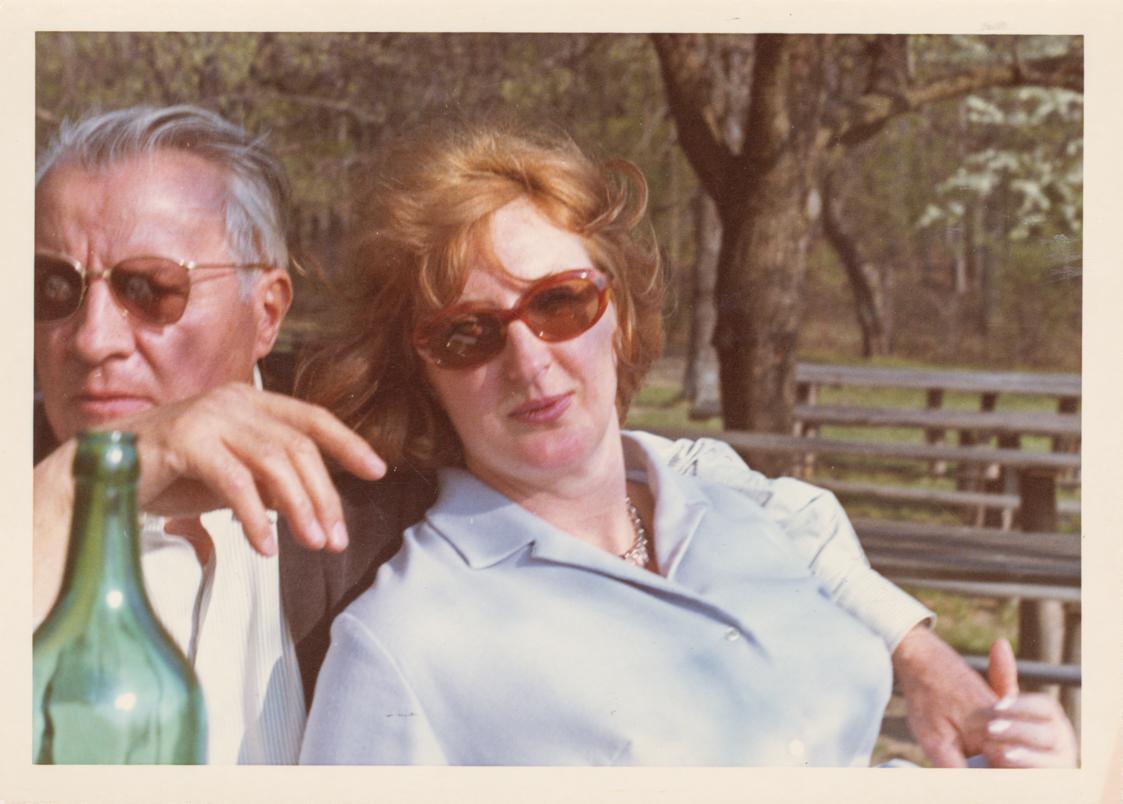 Fritz und Lucy Wotruba in einem Gastgarten sitzend
