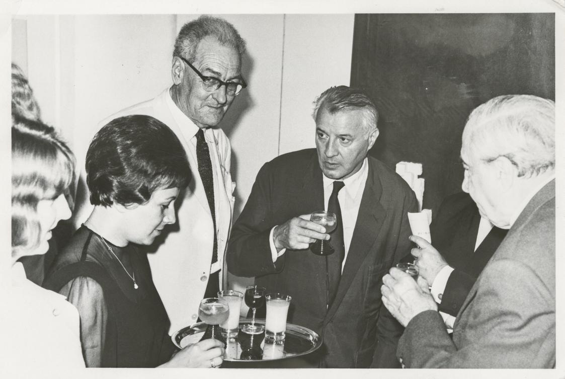 Lucy und Fritz Wotruba, der Galerist Friedrich Welz u. a. in der Wotruba-Ausstellung der Galerie Welz in Salzburg im Sommer 1965