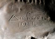 Gustinus Ambrosi, August Strindberg, Detail: Bezeichnung, 1911, Bronze auf Onyx/ Marmor-Postame ...