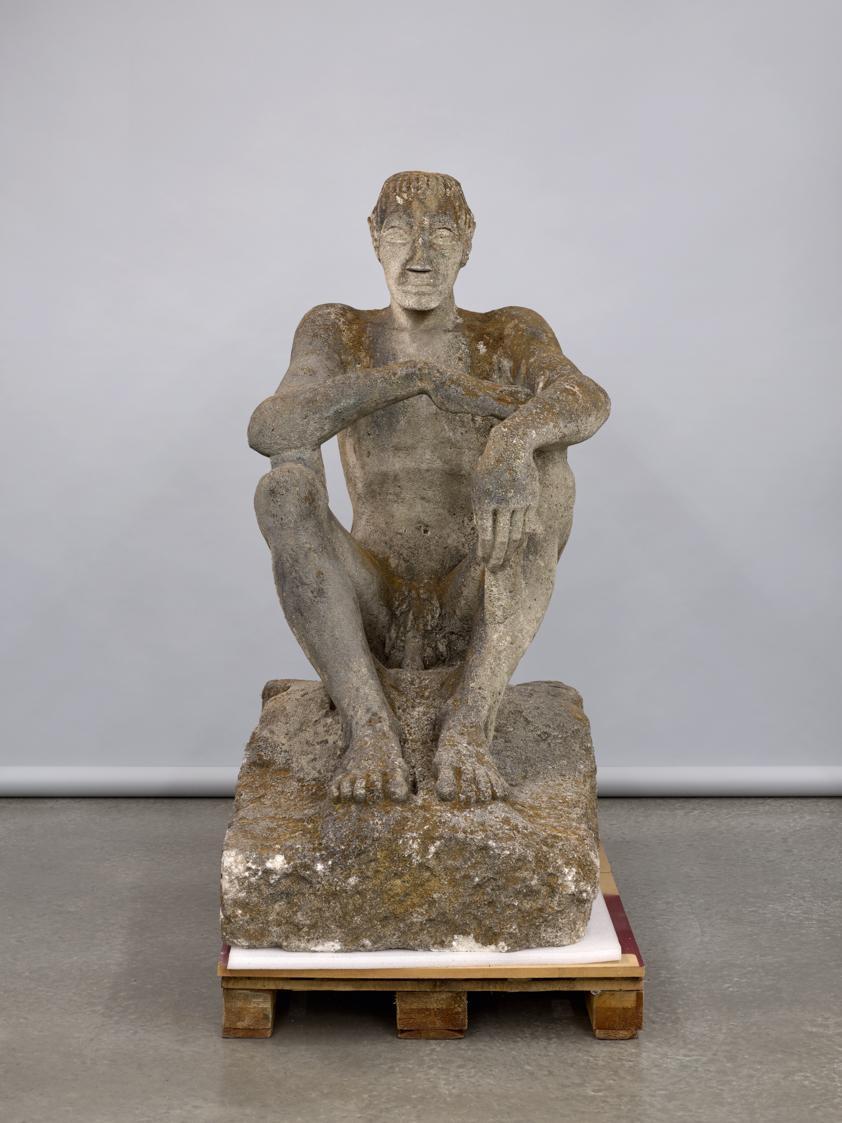 Fritz Wotruba, Großer Hockender, 1929–1931, Kalksandstein, 149,5 × 76,5 × 128 cm, 745 kg, Belve ...
