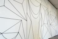 Julian Göthe, Rooms with brittle views, 2009, Seil, Schrauben, Variabel: 600 x 1551 cm, Belvede ...