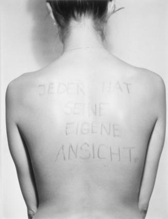 Birgit Jürgenssen, Jeder hat seine eigene Ansicht, 1975/2006, Schwarzweißfoto, 40 x 30 cm, Belv ...