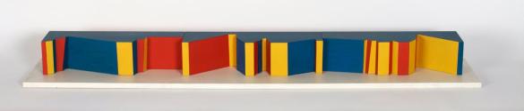 Roland Goeschl, Ohne Titel, undatiert, Holz, farbig gefasst, 14 × 160 × 25 cm, Belvedere, Wien, ...