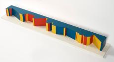 Roland Goeschl, Ohne Titel, undatiert, Holz, farbig gefasst, 14 × 160 × 25 cm, Belvedere, Wien, ...