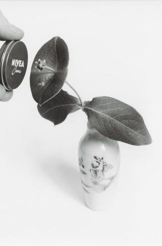 Gerald Domenig, Ohne Titel (Nivea mit Blume), 2011, Schwarzweißfoto auf Barytpapier, 56 × 46 cm ...
