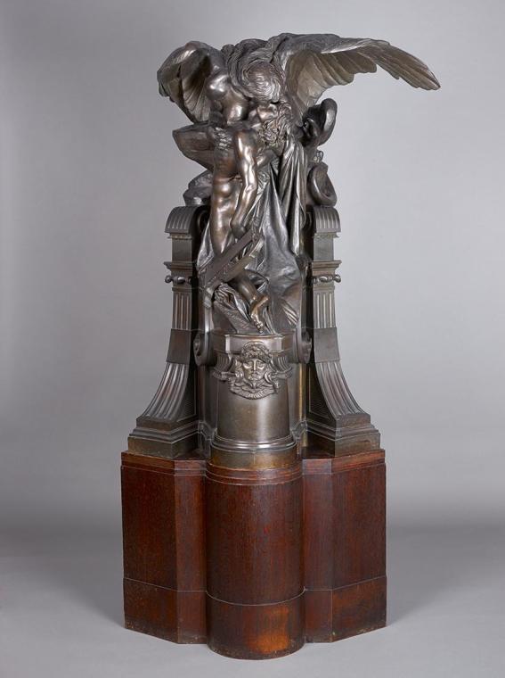 Christian Behrens, Sphinx, 1880/1894, Bronze, auf zeitgenössischem Holzsockel, 145 × 109 × 75 c ...
