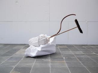 Künstlergruppe gelatin, Too Fat to Fuck, 2013, Gips, Styropor, Holz, 139 × 170 × 122 cm, Belved ...