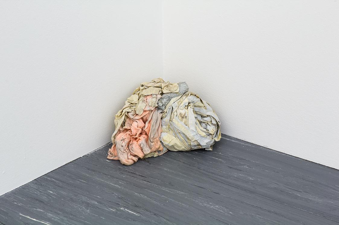 Andy Coolquitt, Mixtape (aus: PUPUSARIA #3), 2013, Textilien, Farbe, 17 × 34 × 28 cm, Belvedere ...