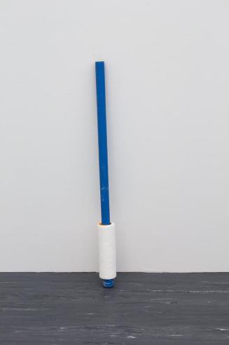 Andy Coolquitt, Orange clever (aus: PUPUSARIA #3), 2013, Plastik, Papier, Farbe, 106 × 8 × 8 cm ...