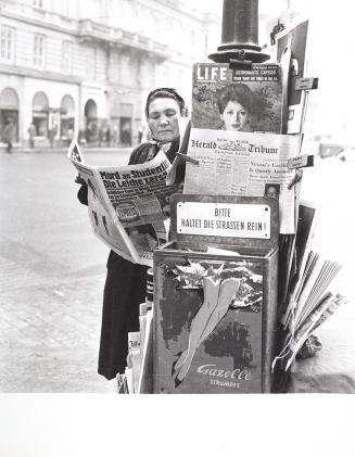 Barbara Pflaum, Zeitungsverkäuferin an der Ecke Kärntnerstraße Philharmonikerstraße. Im Hinterg ...