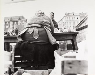 Barbara Pflaum, Eine Geflügelhändlerin am Naschmarkt, 1970, Schwarzweiß-Fotografie, Blattmaße:  ...