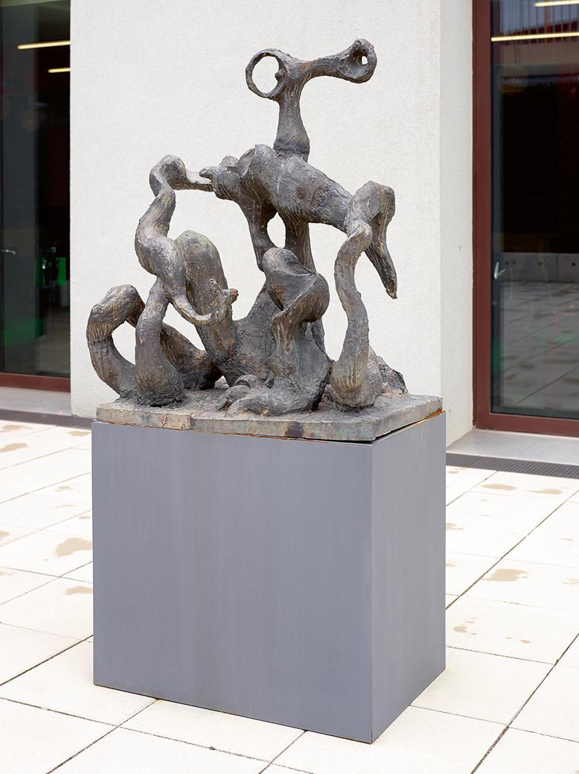 Oswald Oberhuber, Sitzende, 1949, Bronze, 117 × 93 × 59 cm, Artothek des Bundes, Dauerleihgabe  ...