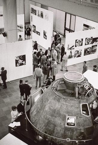 Peter Baum, Ausstellungseröffnung "Die Epoche des überfließenden Sehvermögens", Weltraumkapsel  ...