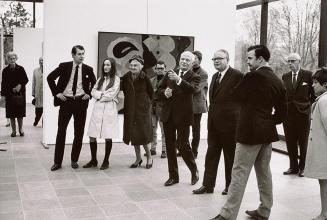 Peter Baum, Ernst Wilhelm Nay: Ausstellungseröffnung am 14. April 1967. Der Maler erklärt dem d ...
