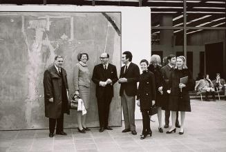 Peter Baum, Antoni Tàpies: Ausstellungseröffnung 15. 3. 1968, 1968, Barytabzug vom Originalnega ...