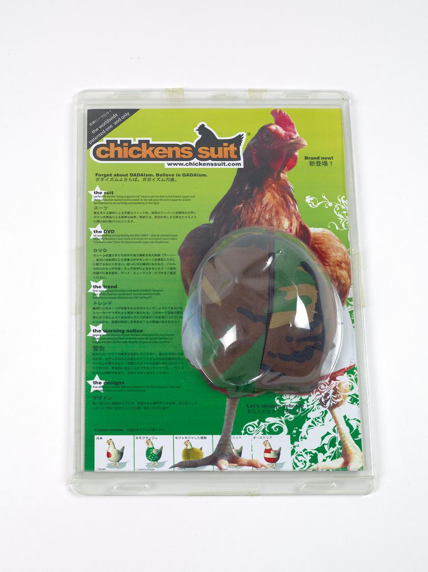 Edgar Honetschläger, Chicken Suit, 2005, Stoff, Papier, Kunststoff, DVD, 45 × 29,5 × 7 cm, Sche ...