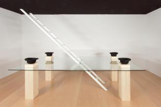 Peter Weibel, Dach der Welt (IV), 1990/2014, Holz, Glasplatte, 4 Hüte, 237 × 315 × 140 cm, Belv ...