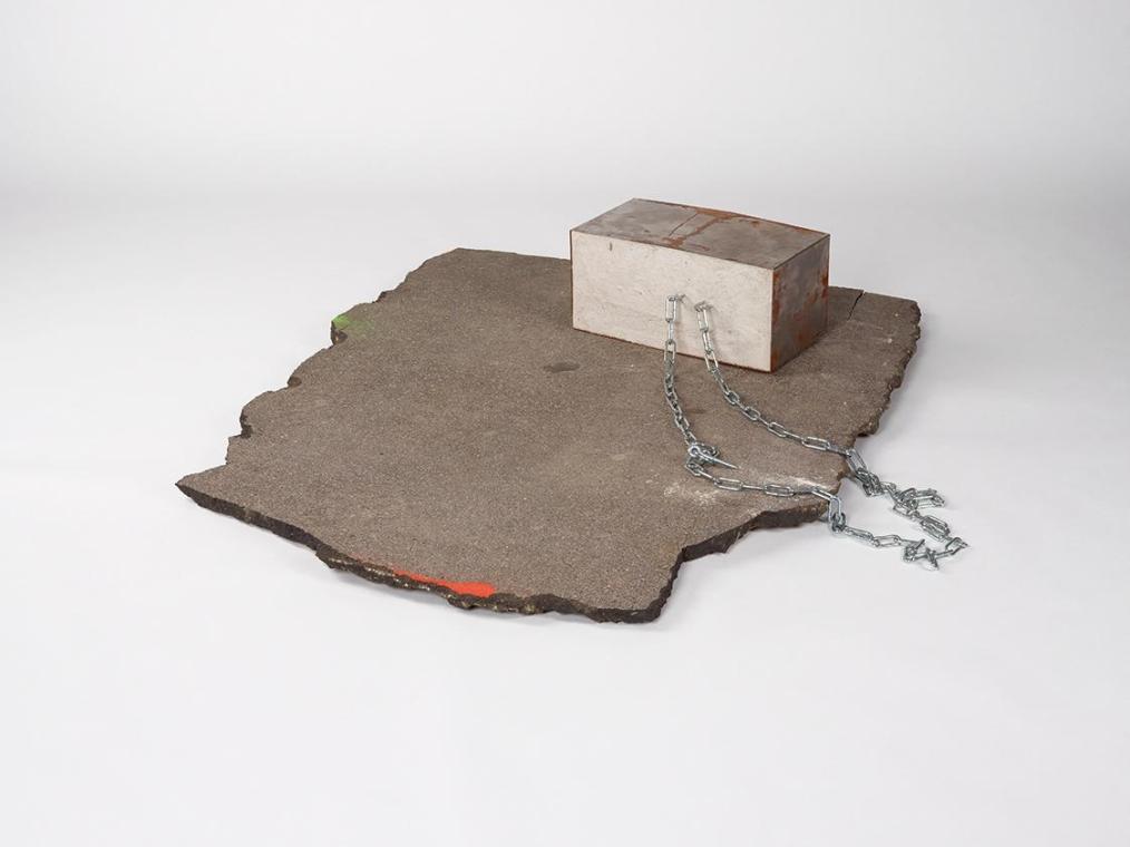 Sonia Leimer, Platzhalter, 2012, Stahlkette, Beton, Stahl, Asphalt, 30 × 115 × 145 cm, Belveder ...