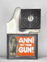 Kurt Hüpfner, "ANNI GET YOUR GUN!", 1966/1968, Holz, mit Acrylfarbe bemalt, Collage, Unregelmäß ...