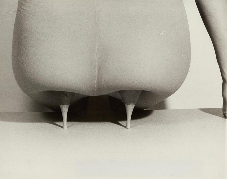 Birgit Jürgenssen, Ballonschuh, 1977, S/W Fotografie, 23 × 30 cm, Leihgabe der Österreichischen ...