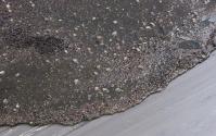 Marlie Mul, Puddle, 2015, Harz, Sand, Steine, Glasscherben, Büroklammer, 1,5 × 64 × 77 cm, Belv ...