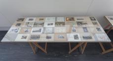 Simon Wachsmuth, Ohne Titel - Archivkarten, 2007, 320 Archivkarten, Tische, Glasplatten, 8 Tisc ...